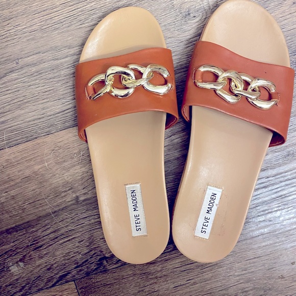 Steve Madden Sandals/Slides color hue Cognac as reddish brown - Picture 1 of 5